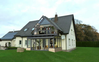 Bild eines Einfamilienhauses mit eingearbeiteter Wintergarten-Ansicht
